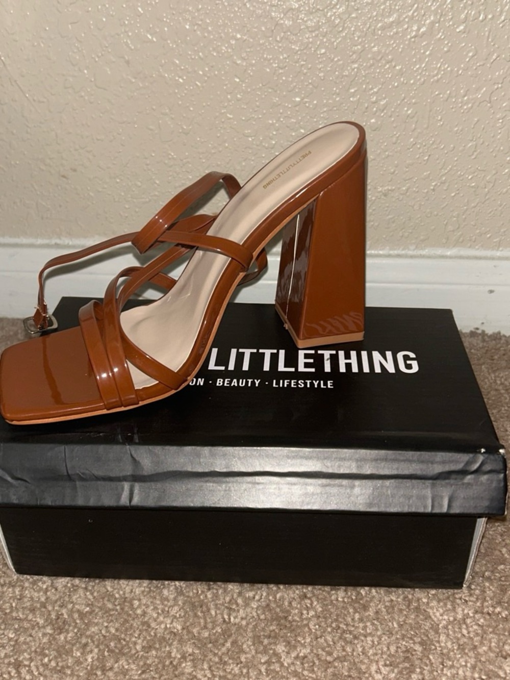 PrettyLittleThing Patent Strappy Block Heel Sandals in Cognac